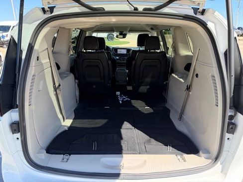 Used 2021 Chrysler Pacifica Touring-L FWD image 7