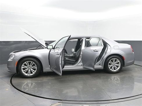 Used 2017 Chrysler 300 C image 55
