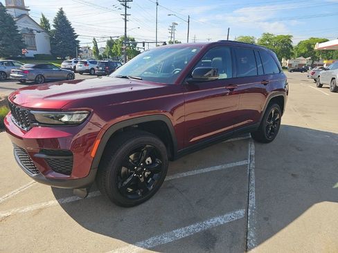 Certified 2024 Jeep Grand Cherokee Altitude AWD/4WD image 8