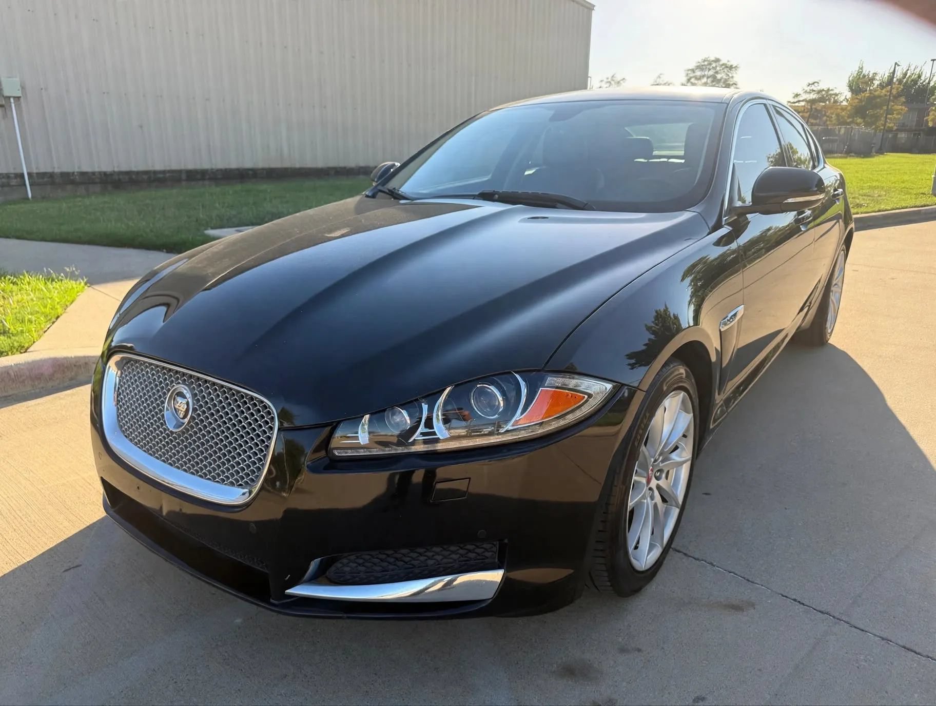 Used 2014 Jaguar XF RWD image 2
