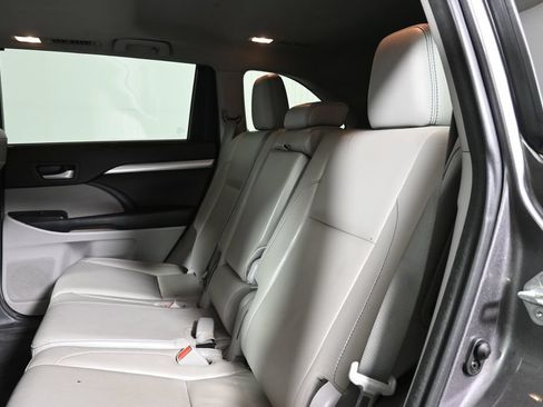 Used 2017 Toyota Highlander XLE AWD/4WD image 6