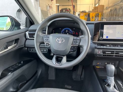 Used 2025 Toyota Camry LE FWD image 17