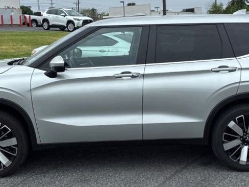 Used 2025 Mitsubishi Outlander SE AWD/4WD image 3