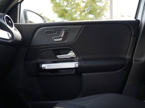 Used 2026 Mercedes-Benz GLB 250 4MATIC image 27