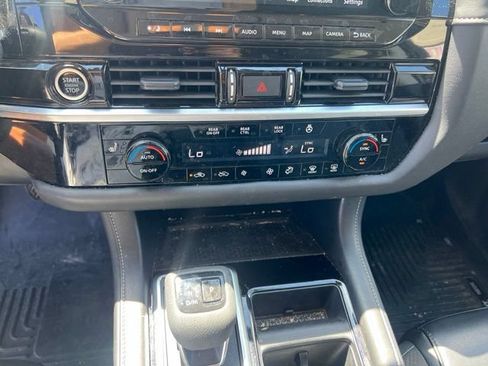 Used 2024 Nissan Pathfinder SL AWD/4WD image 31