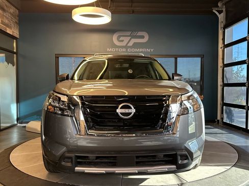 Used 2025 Nissan Pathfinder SL AWD/4WD image 8