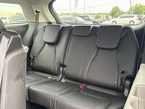 Used 2024 Kia Carnival LX FWD image 12