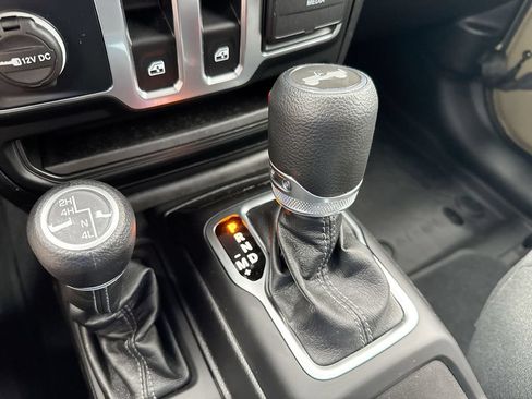 Used 2025 Jeep Wrangler Sport AWD/4WD image 17