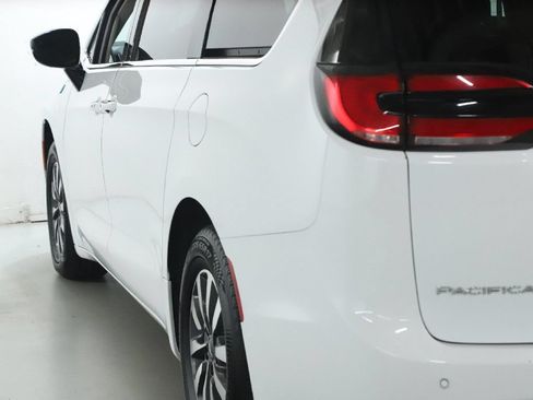 Used 2024 Chrysler Pacifica Limited FWD image 41