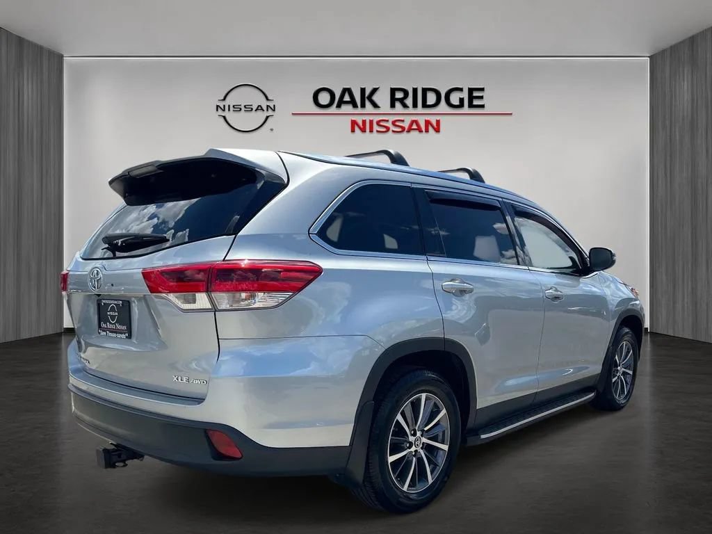 Used 2019 Toyota Highlander XLE AWD/4WD image 3