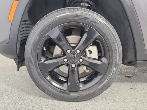 Used 2023 Jeep Grand Cherokee Limited w/ Black Appearance Package RWD image 9