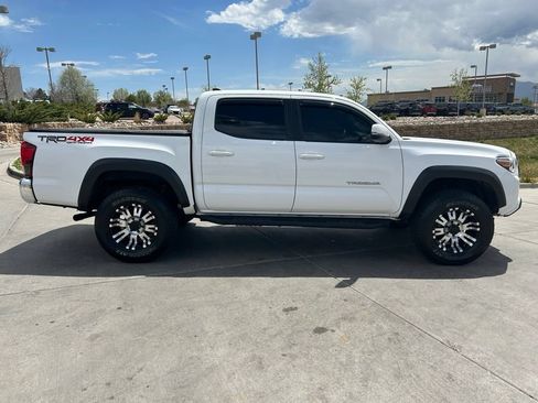 Used 2018 Toyota Tacoma TRD Off-Road AWD/4WD image 9