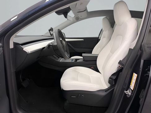 Used 2024 Tesla Model Y Long Range RWD image 12
