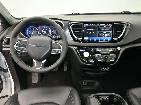 Used 2025 Chrysler Pacifica Select FWD image 16