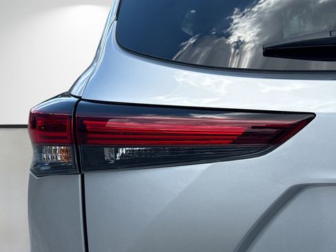 Used 2024 Toyota Highlander XLE AWD/4WD image 8