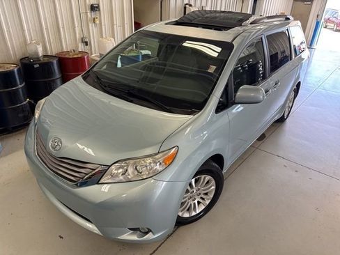 Used 2017 Toyota Sienna XLE w/ XLE Navigation Package FWD image 39