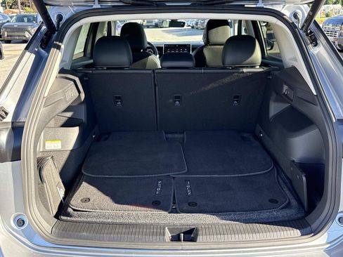 Used 2025 Volkswagen Tiguan SE image 20