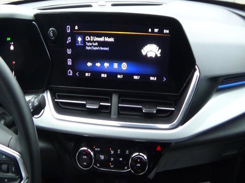 Used 2025 Chevrolet Trax LT image 23