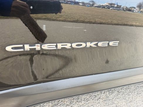 Used 2018 Jeep Cherokee Limited image 28
