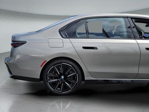 New 2025 BMW i7 xDrive60 image 38