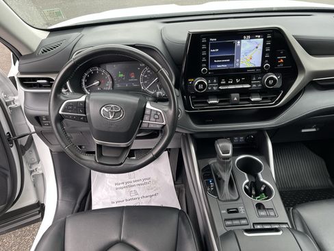 Used 2022 Toyota Highlander XLE AWD/4WD image 12