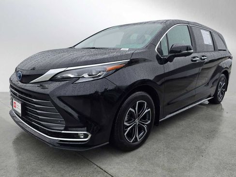 Used 2025 Toyota Sienna Platinum image 7