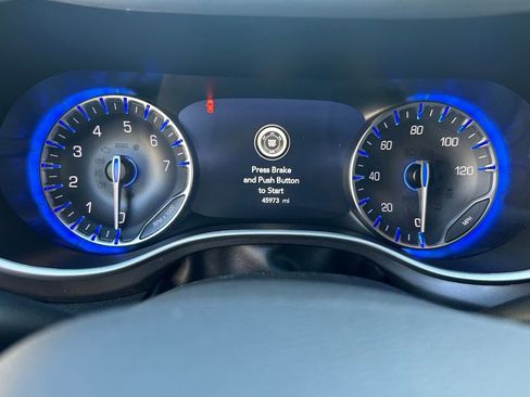 Used 2024 Chrysler Pacifica Touring-L image 20