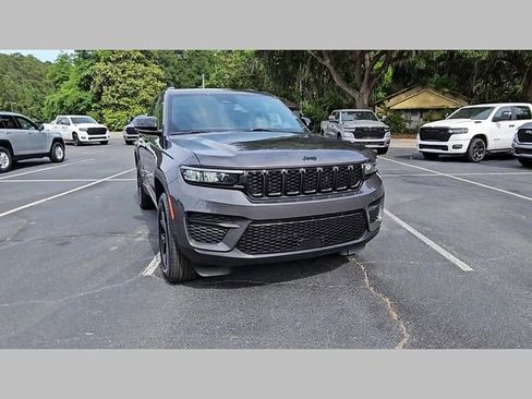 New 2025 Jeep Grand Cherokee Altitude image 17
