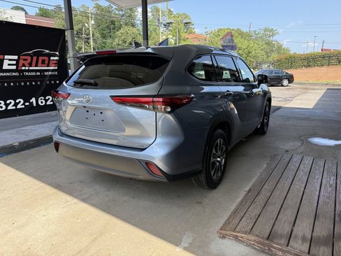 Used 2021 Toyota Highlander XLE FWD image 5
