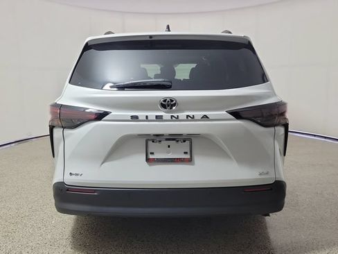 Used 2026 Toyota Sienna XLE FWD image 6