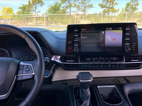 Used 2021 Toyota Sienna Limited image 7