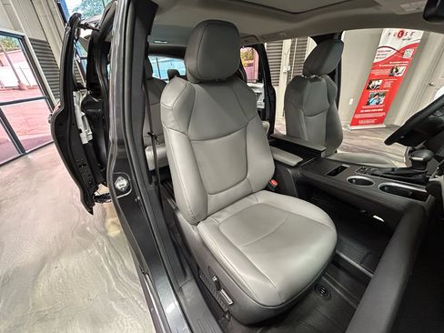 Used 2025 Toyota Sienna XLE FWD image 4