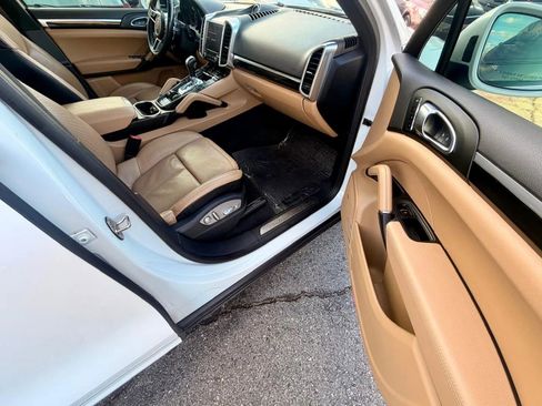 Used 2018 Porsche Cayenne Platinum Edition image 9