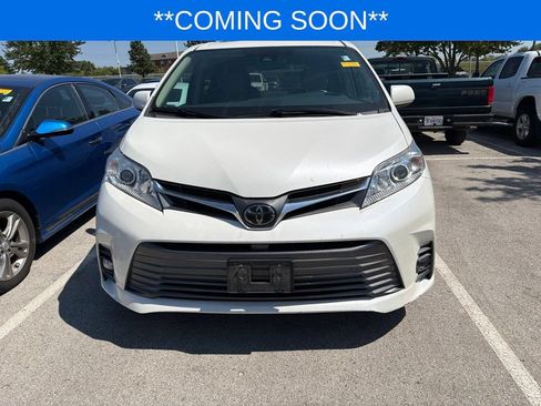 Used 2018 Toyota Sienna XLE w/ Carpet Mat Package FWD image 2