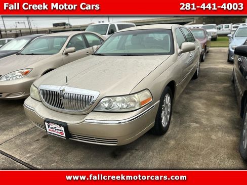 Used 2008 Lincoln Town Car Signature L image 1