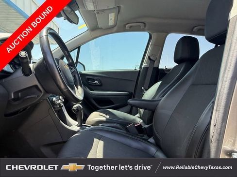 Used 2022 Chevrolet Trax LT w/ LT Convenience Package FWD image 26