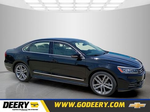 Used 2016 Volkswagen Passat 1.8T R-Line w/ R-Line Lighting Package FWD image 1