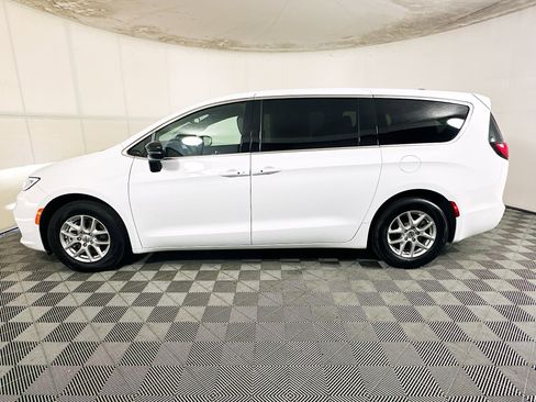 Used 2025 Chrysler Pacifica Select FWD image 6