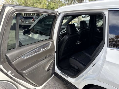 Certified 2022 Cadillac XT6 Premium Luxury image 14