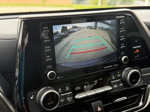 Used 2021 Toyota Highlander XLE AWD/4WD image 25