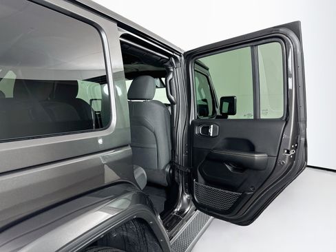Used 2025 Jeep Wrangler Unlimited Sahara AWD/4WD image 27
