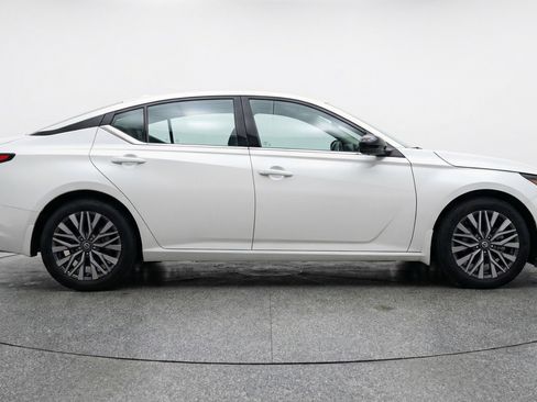 Used 2025 Nissan Altima 2.5 SV image 11
