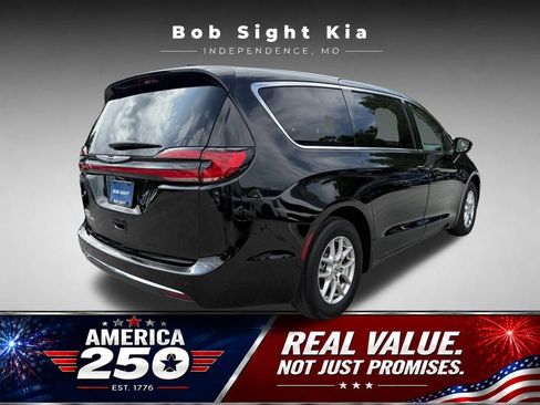 Used 2024 Chrysler Pacifica Touring-L FWD image 13