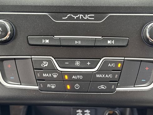 Used 2019 Ford Fusion SE w/ Equipment Group 151A image 27