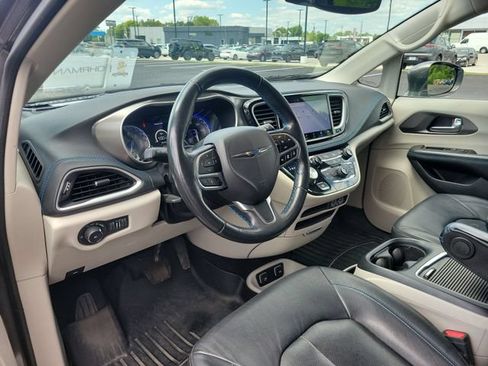 Used 2021 Chrysler Pacifica Touring-L FWD image 18