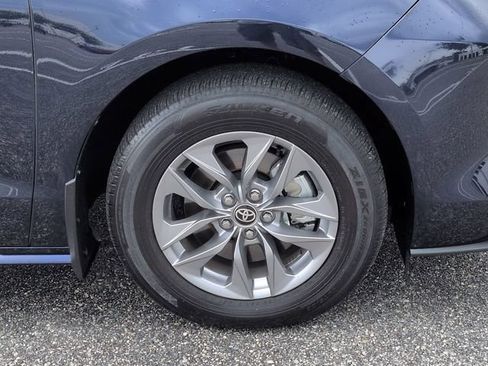 Used 2025 Toyota Sienna XLE FWD image 11