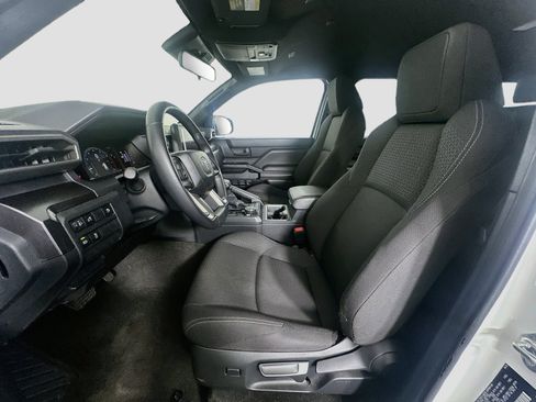 Used 2025 Toyota 4Runner SR5 AWD/4WD image 13