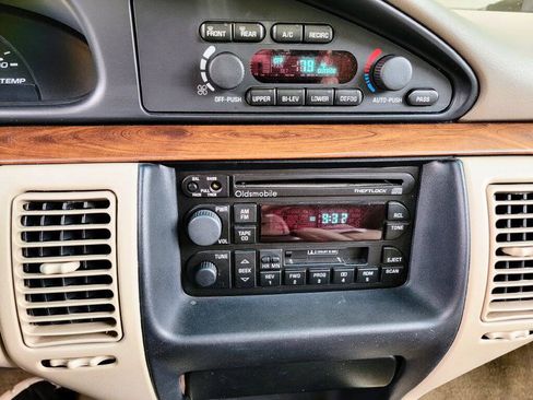 Used 1997 Oldsmobile 88 LSS FWD image 28