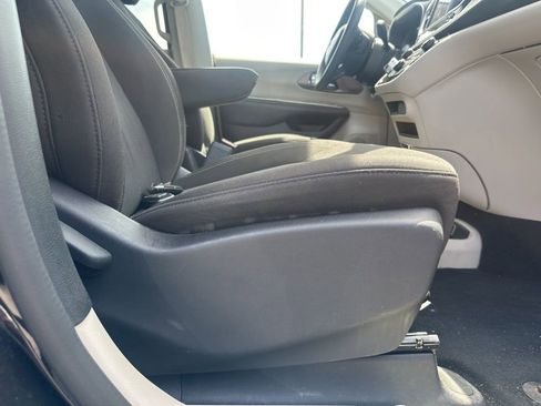 Used 2022 Chrysler Voyager LX FWD image 33