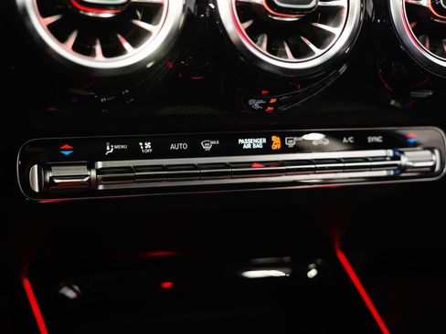 Used 2023 Mercedes-Benz GLB 250 4MATIC image 23